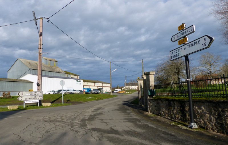 A gauche, Verladis, bourg 